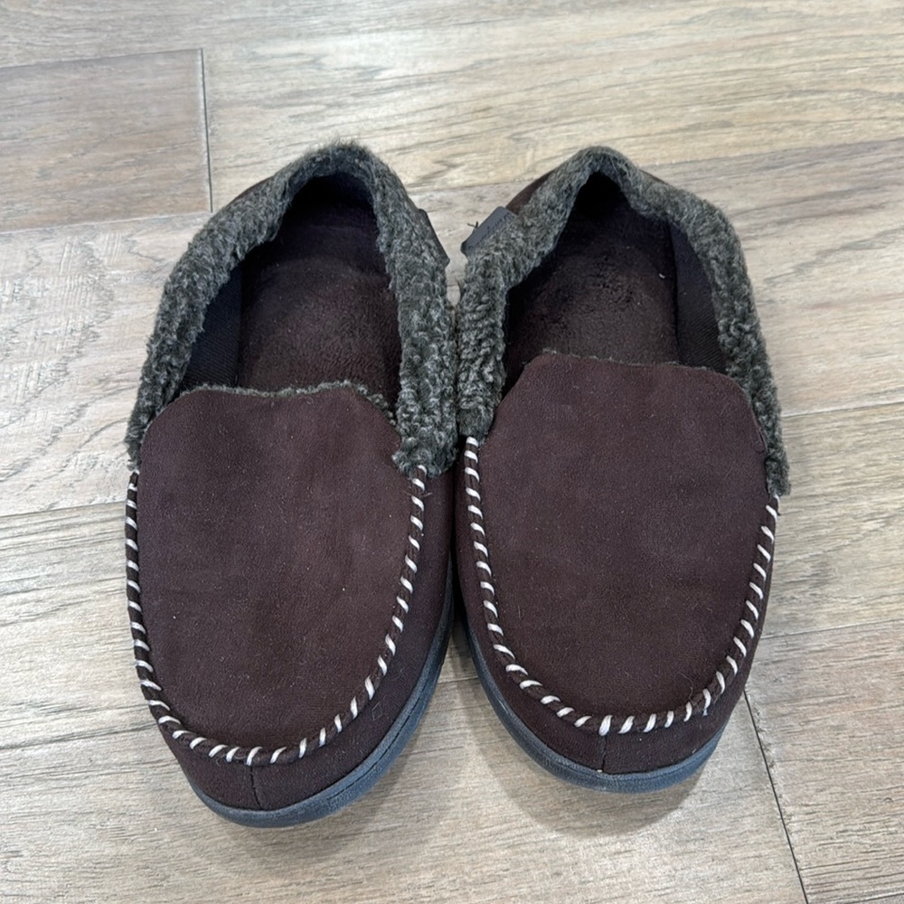 Dearfoams Men's Breathable Memory Foam Brendan Slippers- Brown-US Sz 11-12